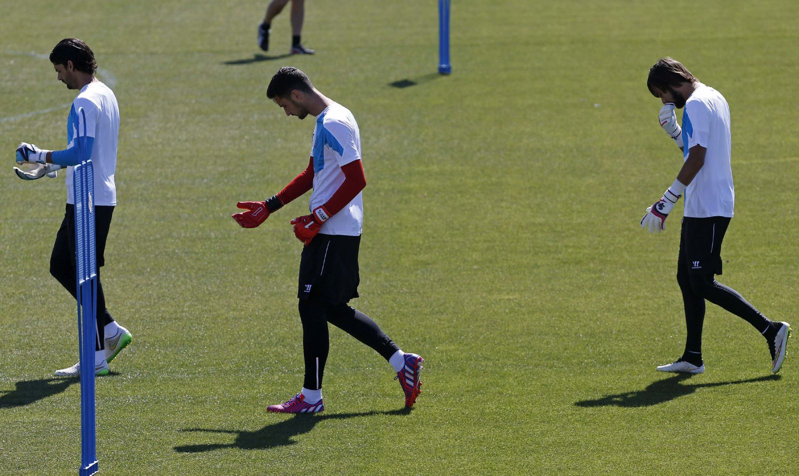 Caro (d) junto a Sergio Rico en un entrenamiento con el primer equipo del Sevilla