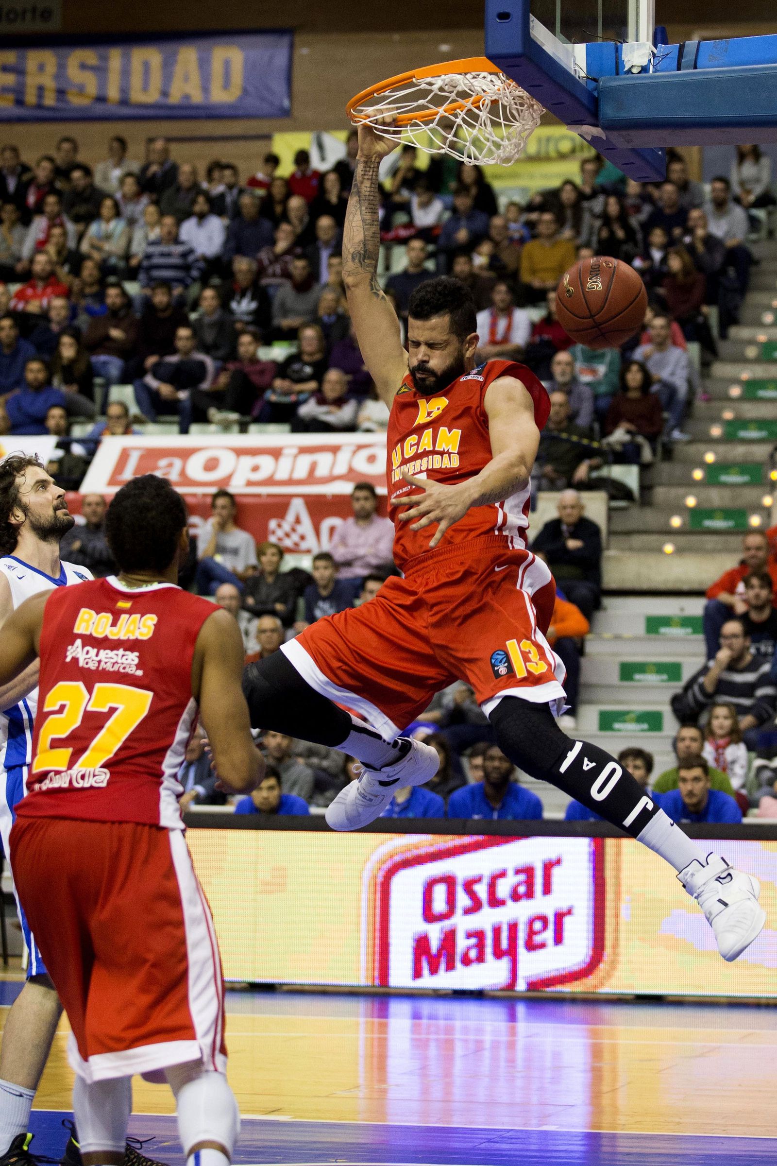 Vitor Faverani realiza un mate con el UCAM.