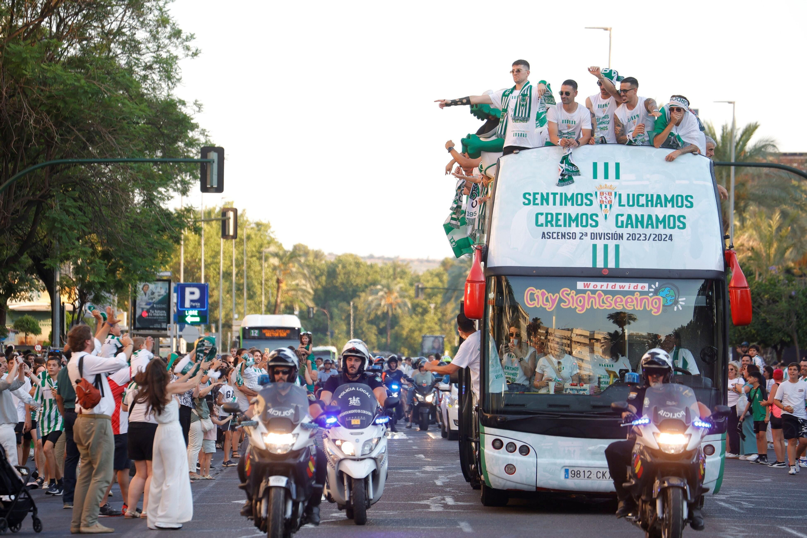 Las mejores fotos de la 'rúa' del Córdoba CF para celebrar el ascenso a Segunda División