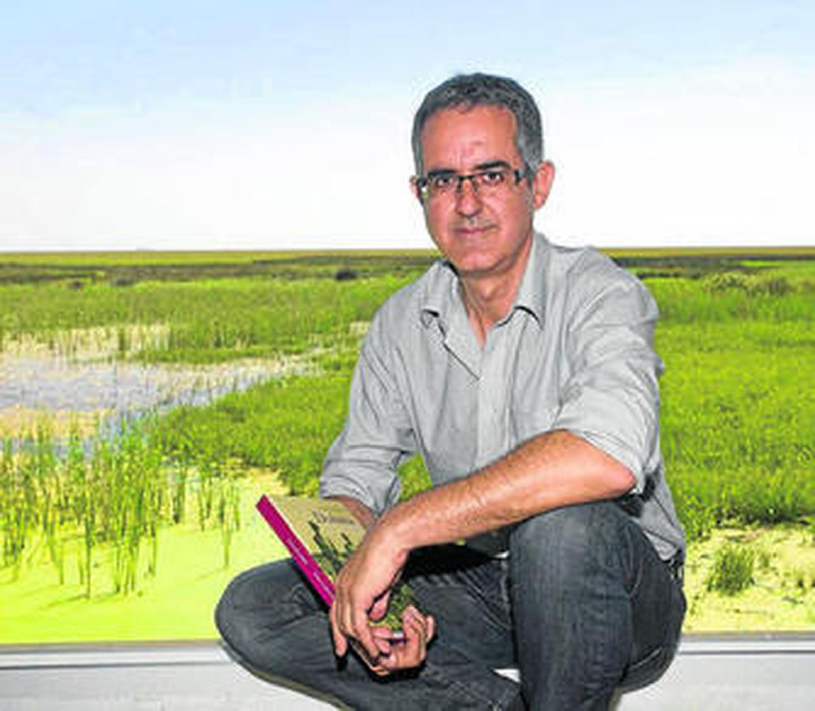 Jorge Molina posa con el libro, recién editado por la Fundación Lara, en Doñana.