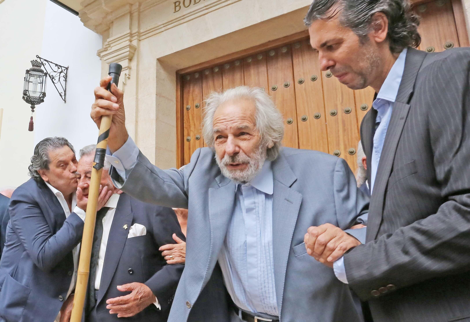 Rafael de Paula impone la insignia de oro de la peña Tío José de Paula a Manuel Morao en Jerez