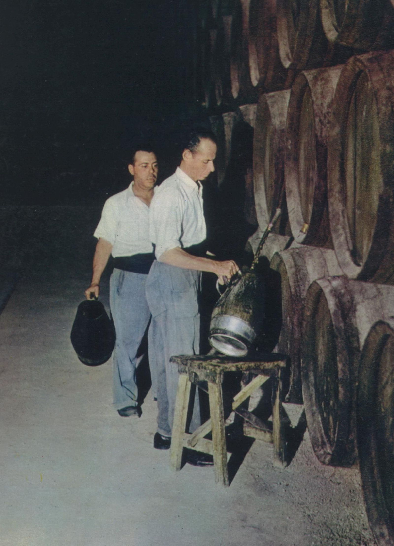 Pepe Sánchez, el minuto (en segundo plano), trasegando el vino.