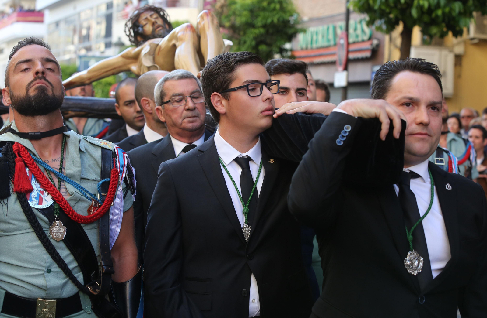 Procesión del Cristo de la Vera Cruz, escoltado por la Legión en las calles de Huelva