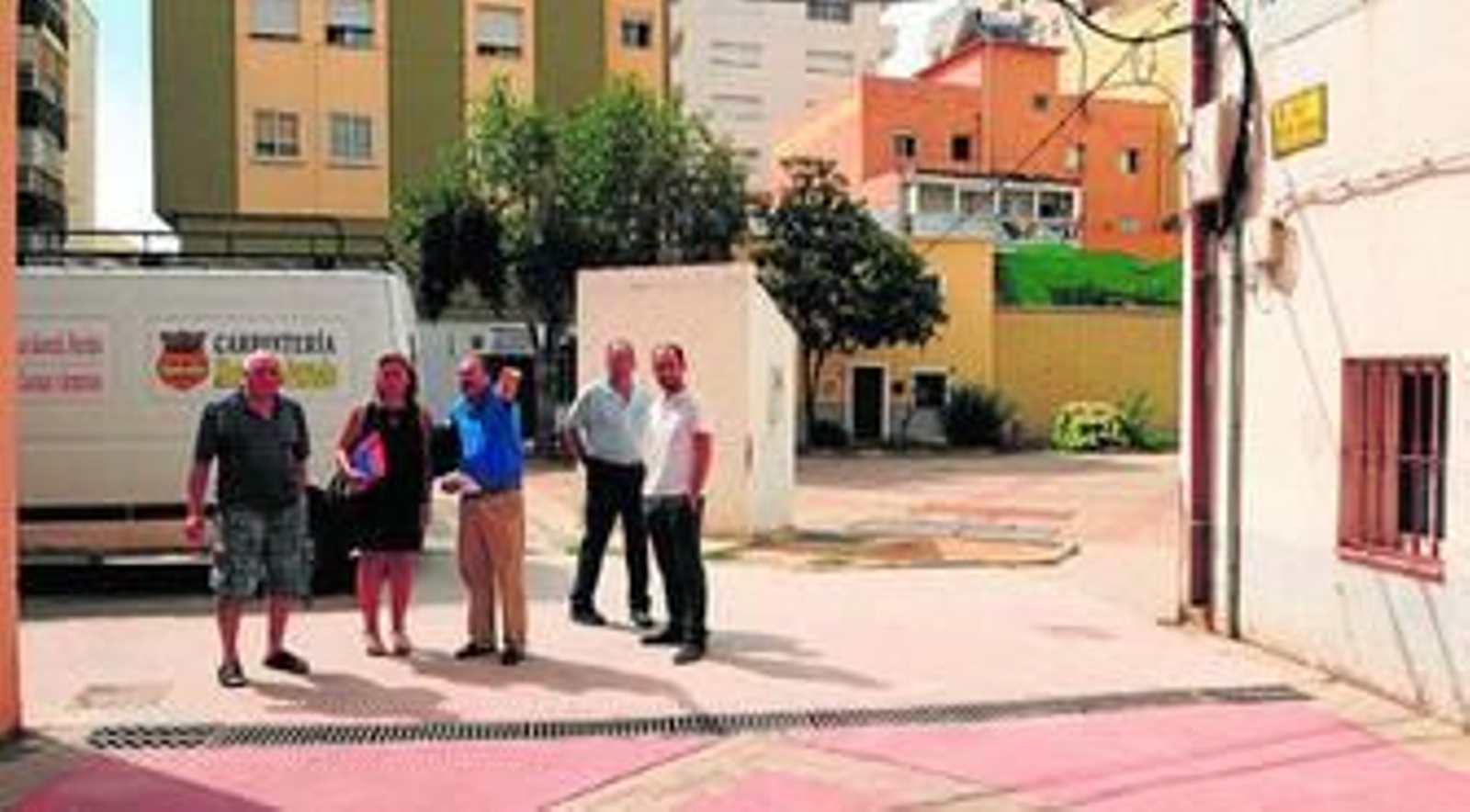Eva Pajares, junto a técnicos de Emalgesa y representantes vecinales de la Cuesta del Rayo, ayer.