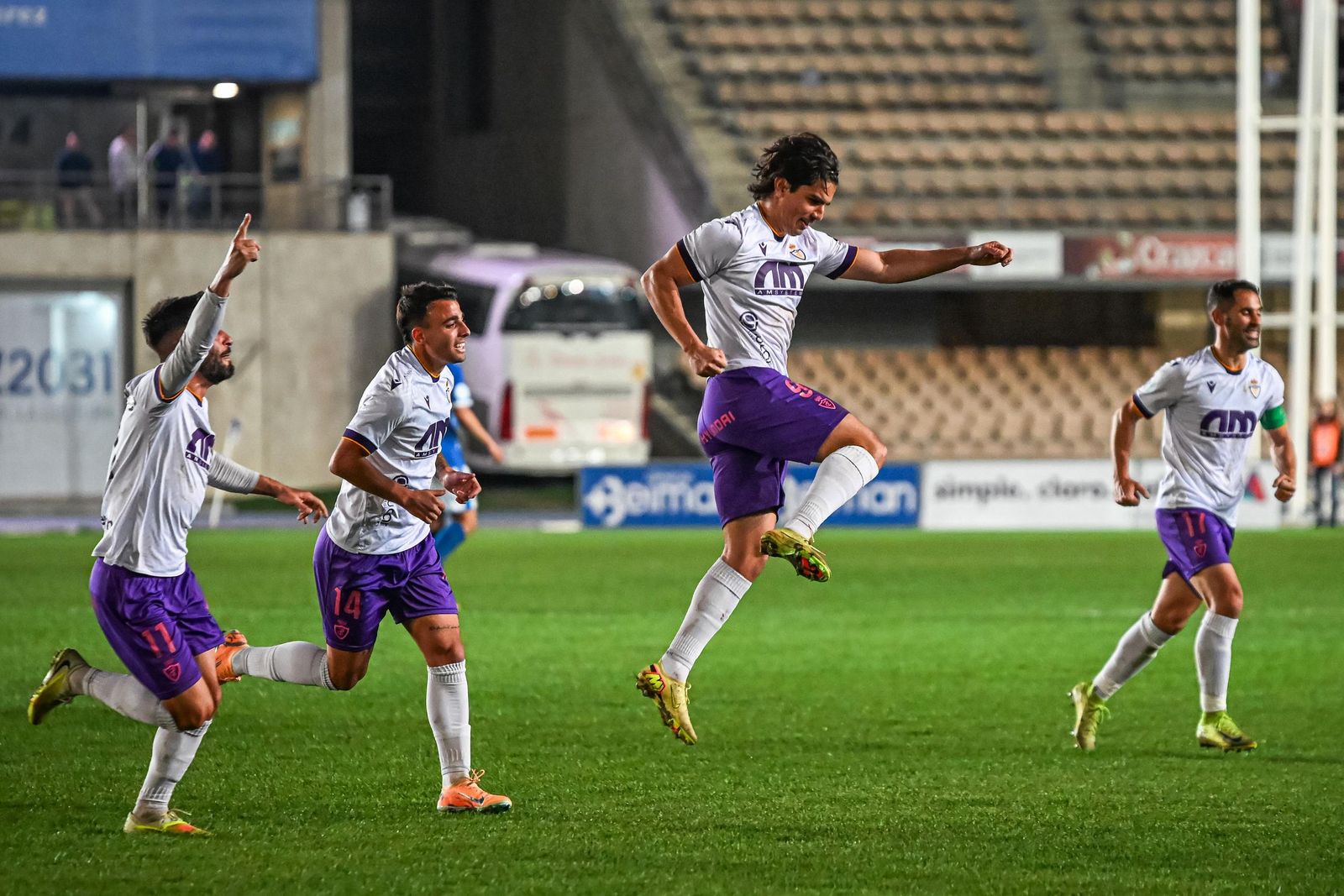 Siverio celebra el tanto del 1 a 2.