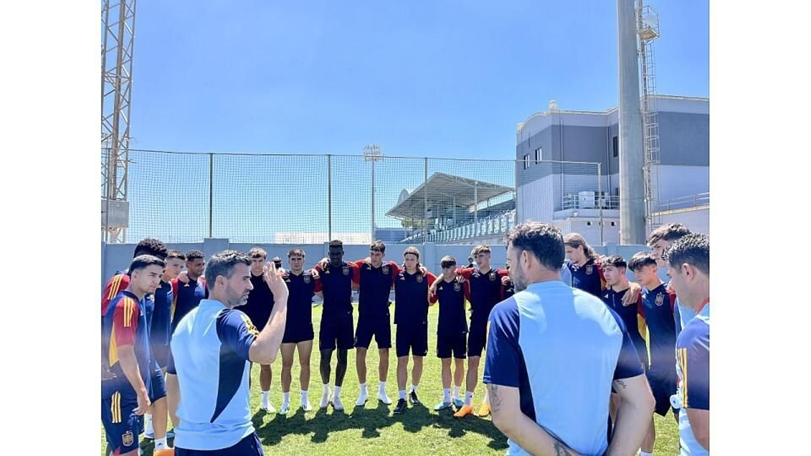 José Lana da órdenes.