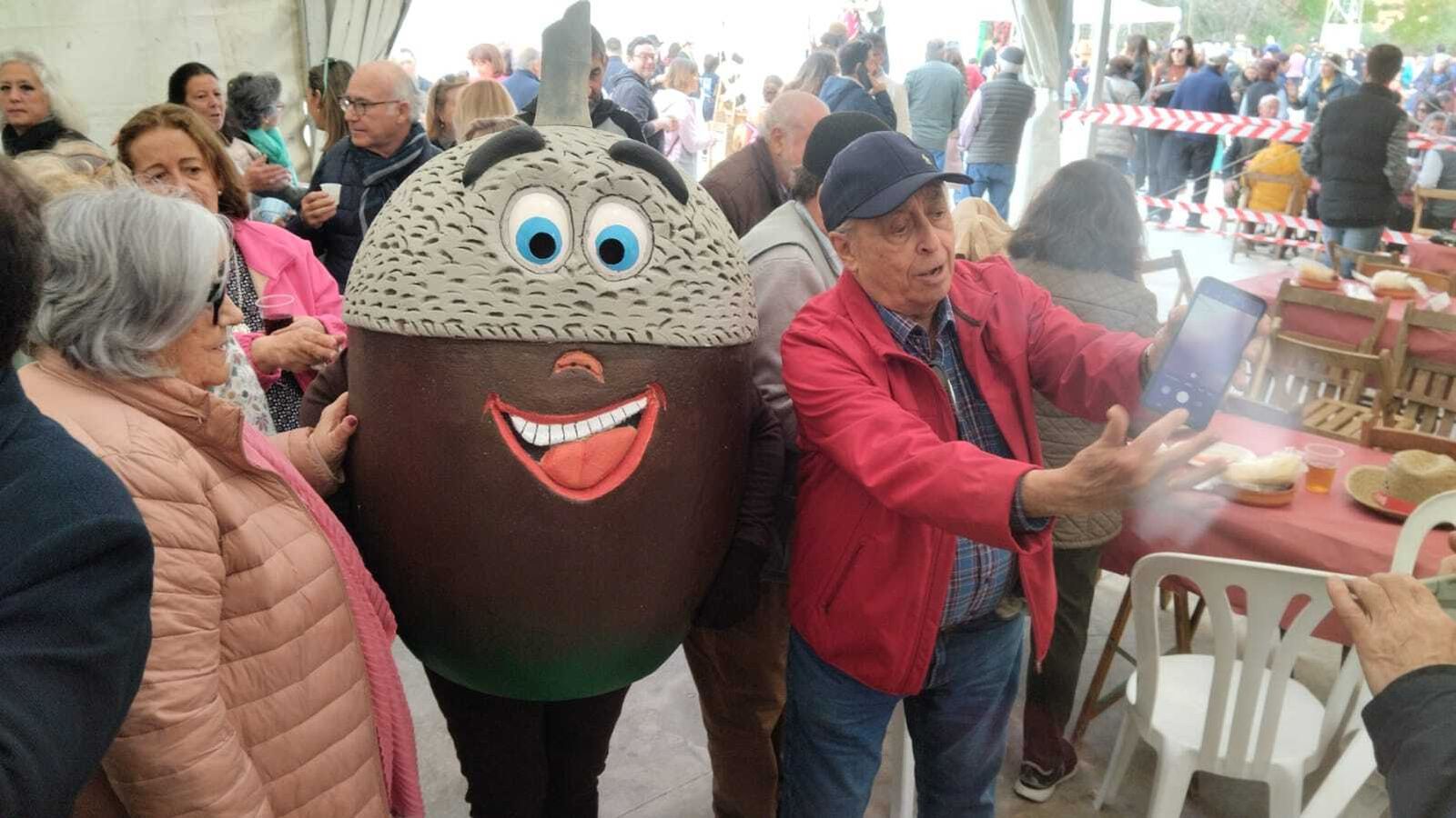 El mayor cocido del mundo cocinado en Jabugo, en imágenes.