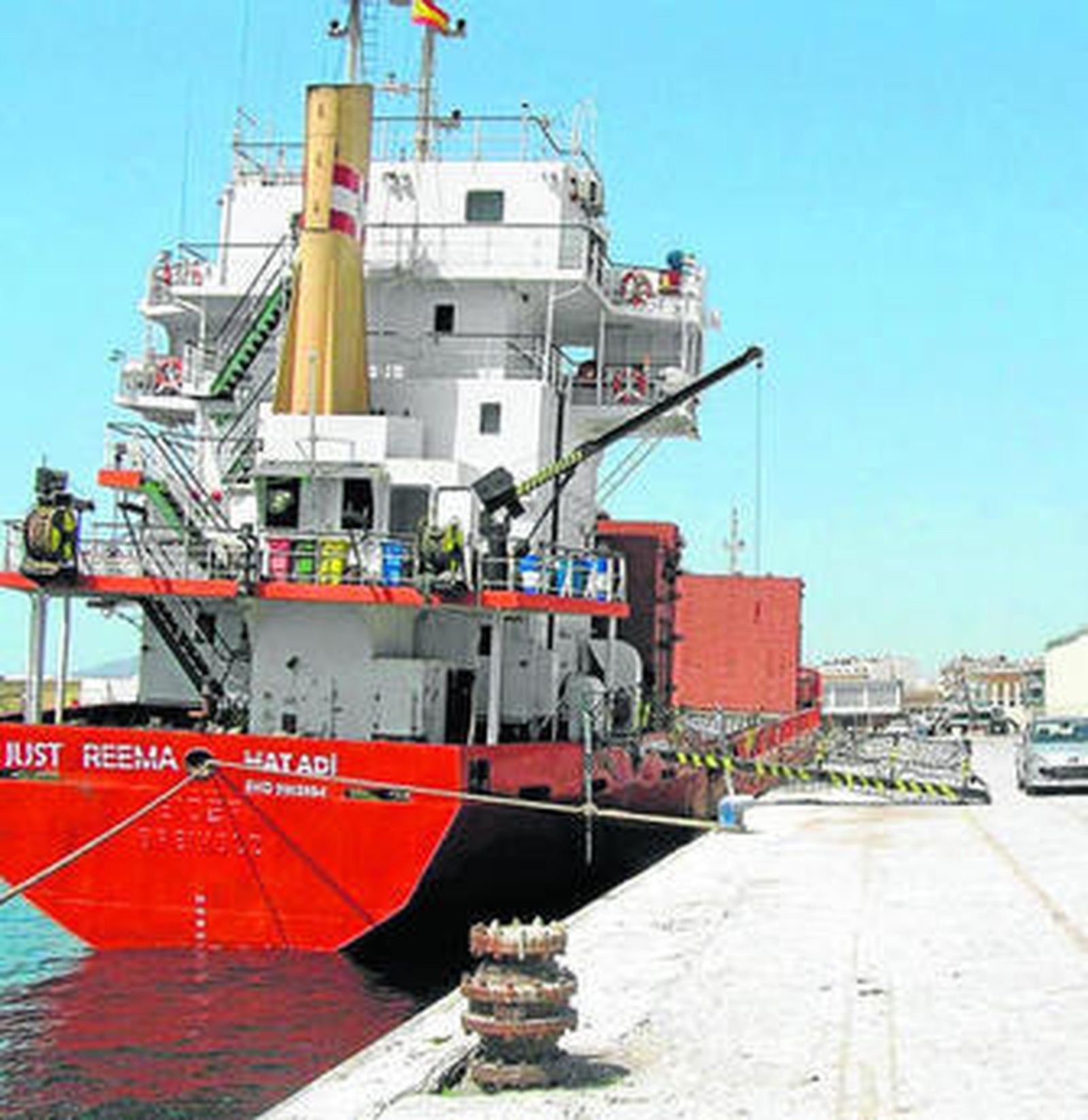El barco atracado en el espigón norte pesquero.
