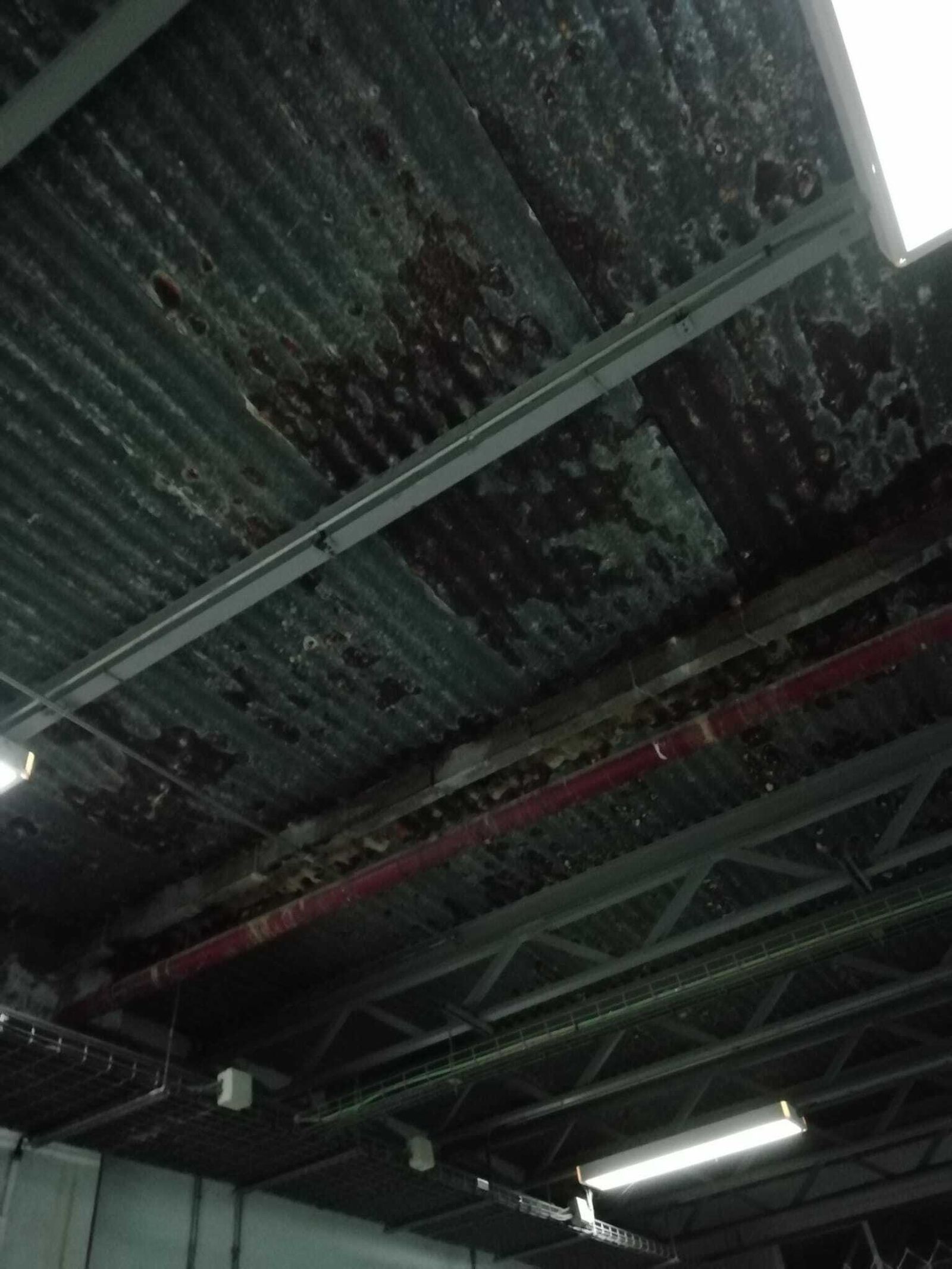 Estado en el que se encuentra el techo de la sala de grupos eléctricos y de presión