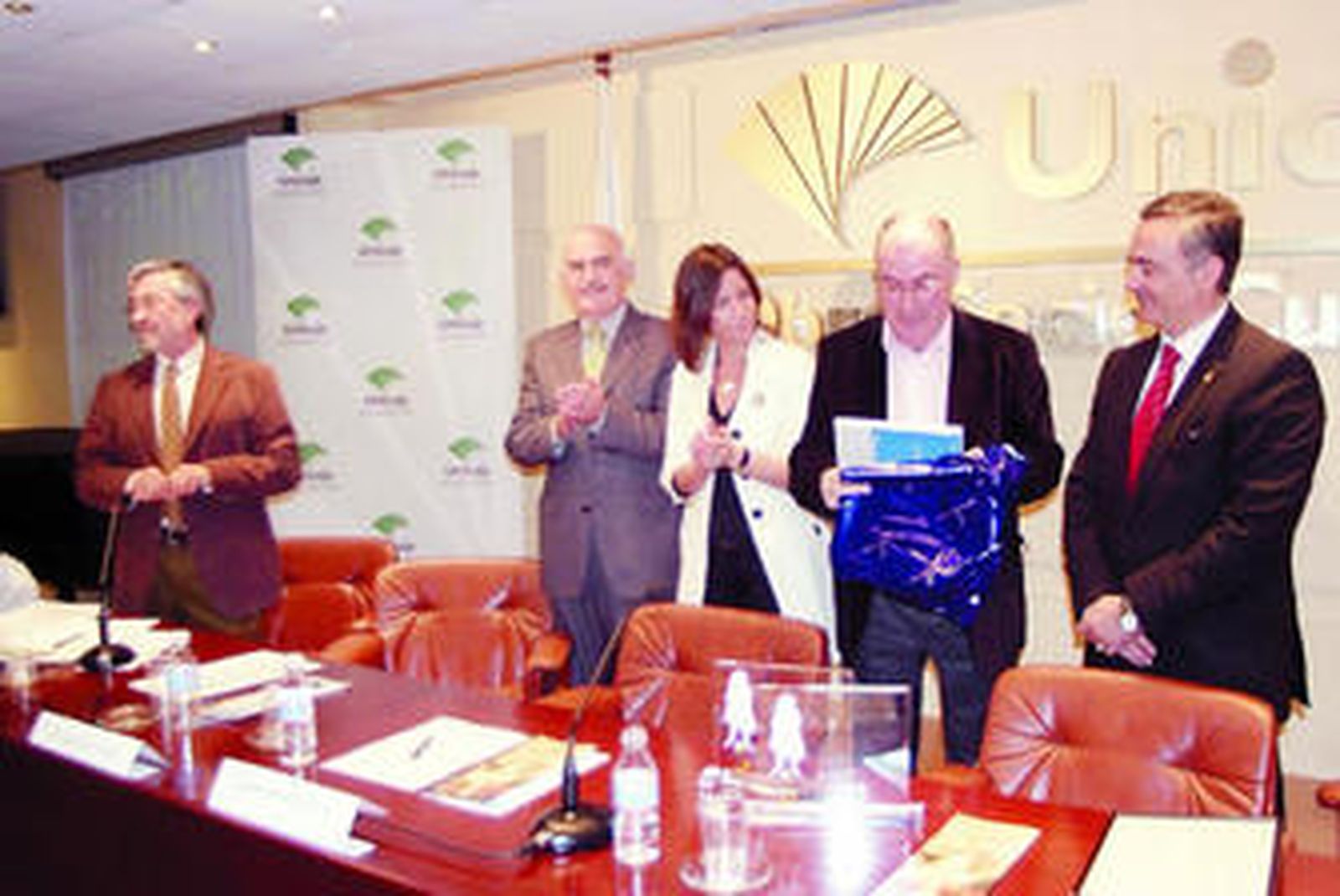 Andrés Peláez recibe varios regalos tras el gran homenaje recibido en Almería.