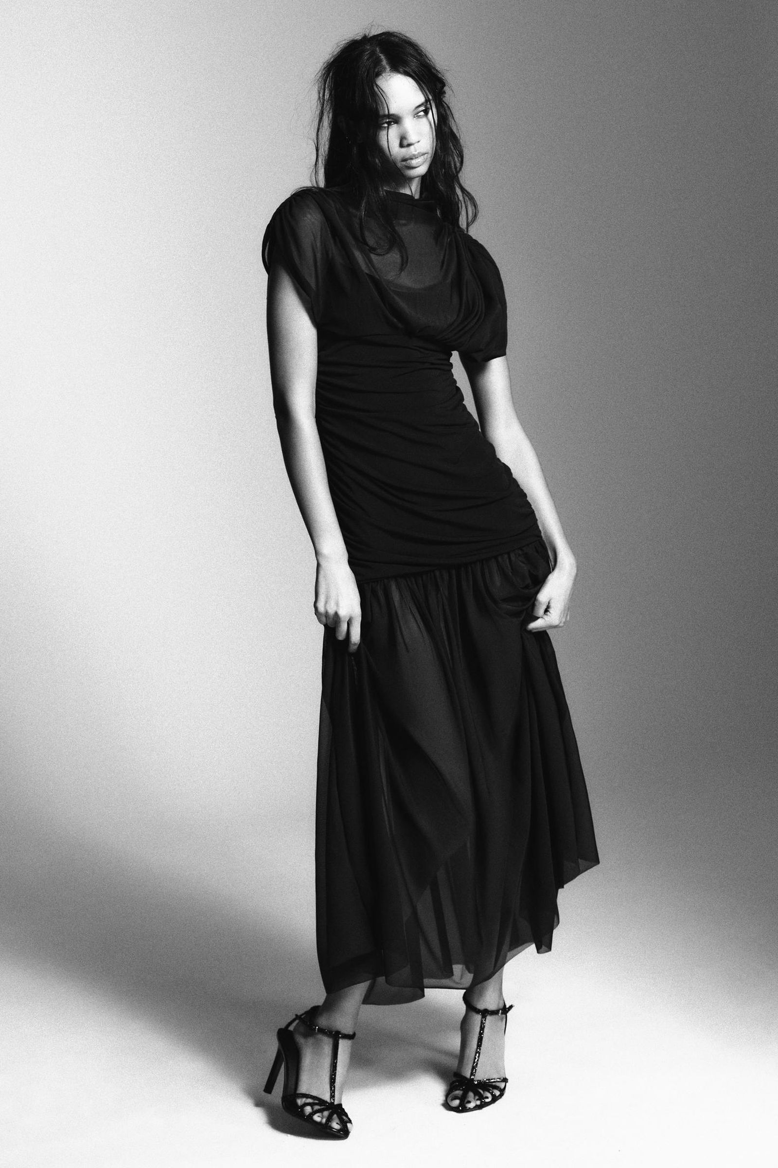 Vestido negro de Zara.