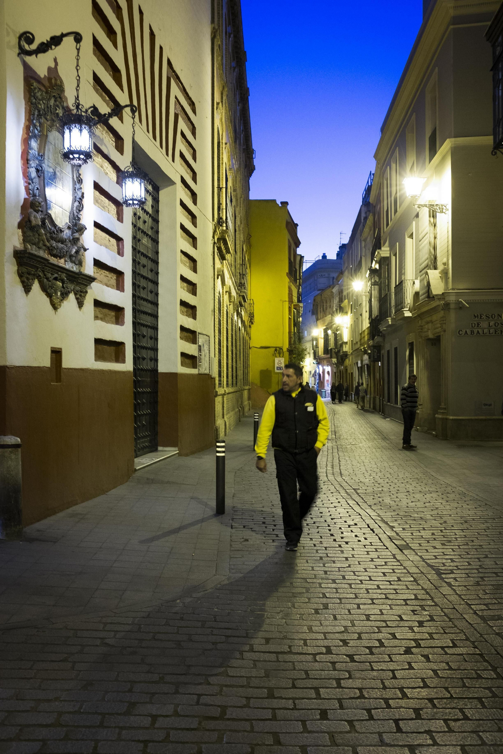 Calle Carlos Cañal esquina con Zaragoza. Debajo, el antiguo nombre de calle Catalanes que enseñan los guías turísticos.