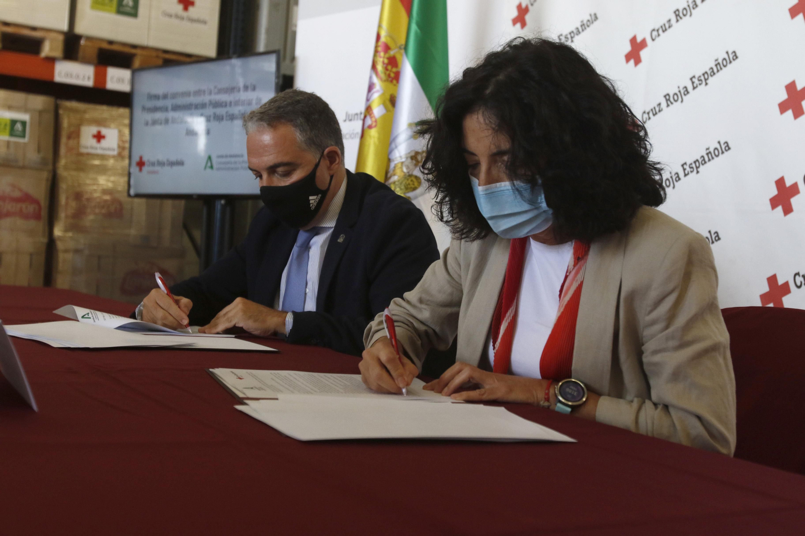 Firma del convenio entre La Junta y Cruz Roja en Córdoba