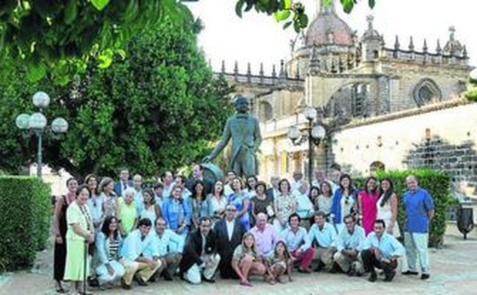 Fotografía de todos los familiares asistentes junto a la estatua del fundador, Manuel María González.