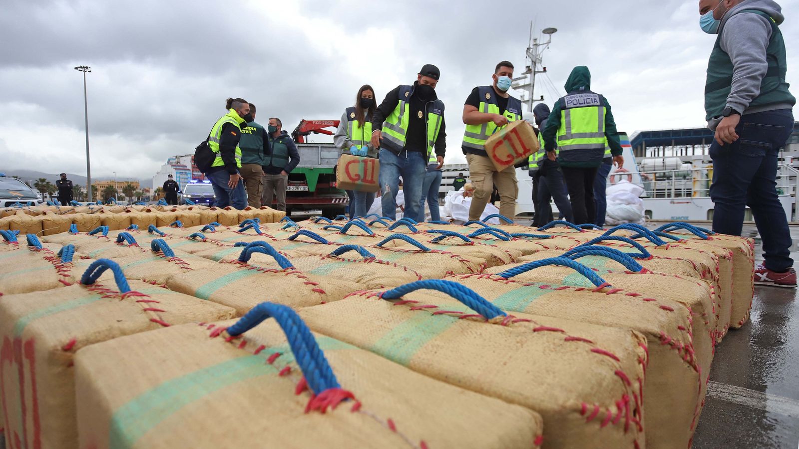 Fotos de la intervención de hachís en el remolcador 'Felsted' en el puerto de Algeciras