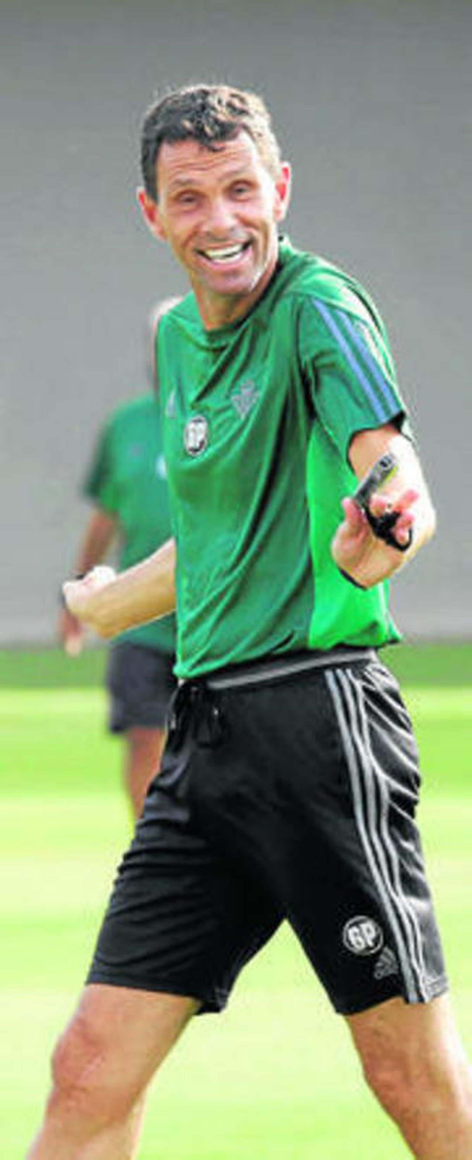 Gustavo Poyet, muy expresivo durante un entrenamiento.