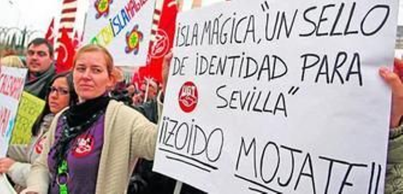 Los trabajadores, ayer durante la manifestación.