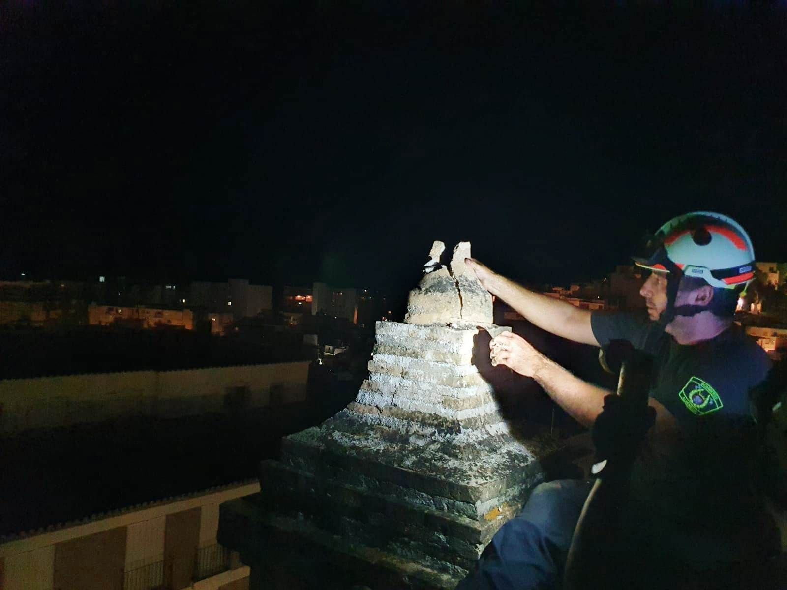 Retiran elementos ornamentales de la iglesia parroquial de Almuñécar (Granada) por desprendimientos