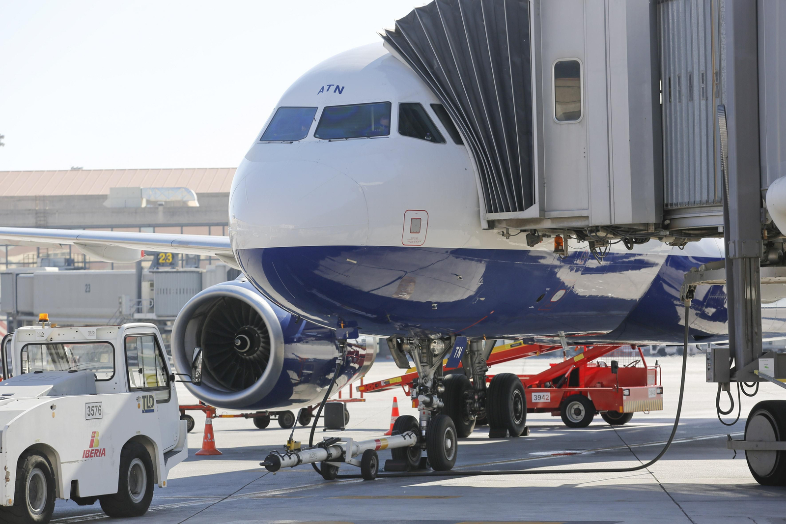 Un avión en la preparación antes de iniciar un vuelo desde Málaga.
