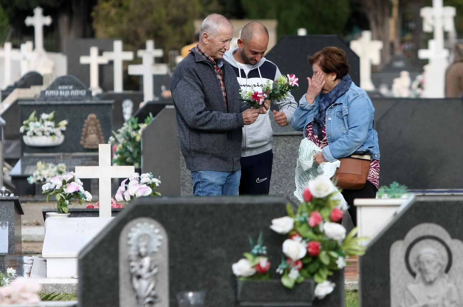 Imágenes del ambiente en el cementerio La Soledad, Huelva