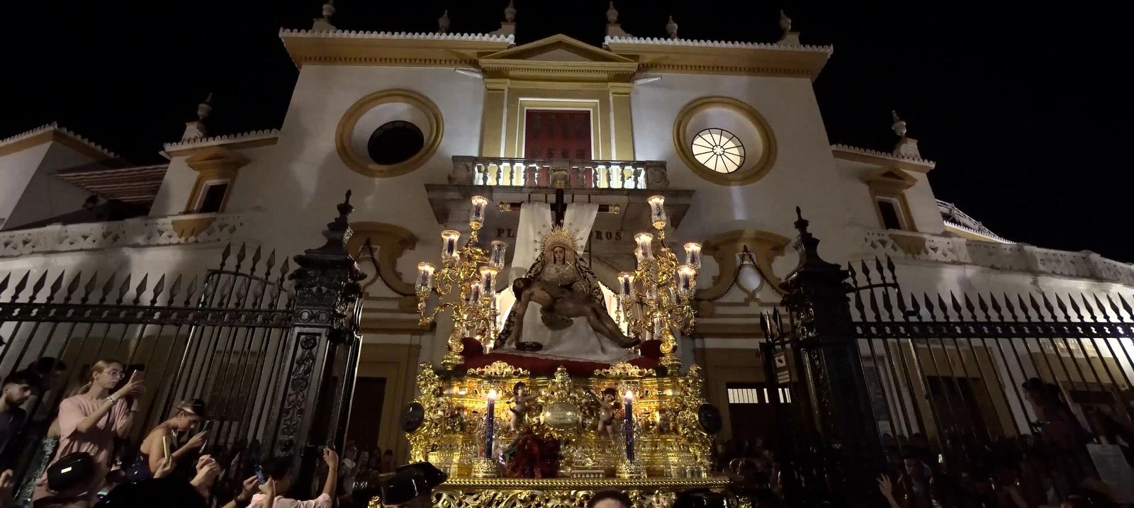 La Piedad ante la Plaza de la Maestranza en la noche del 14 de septiembre de 2024
