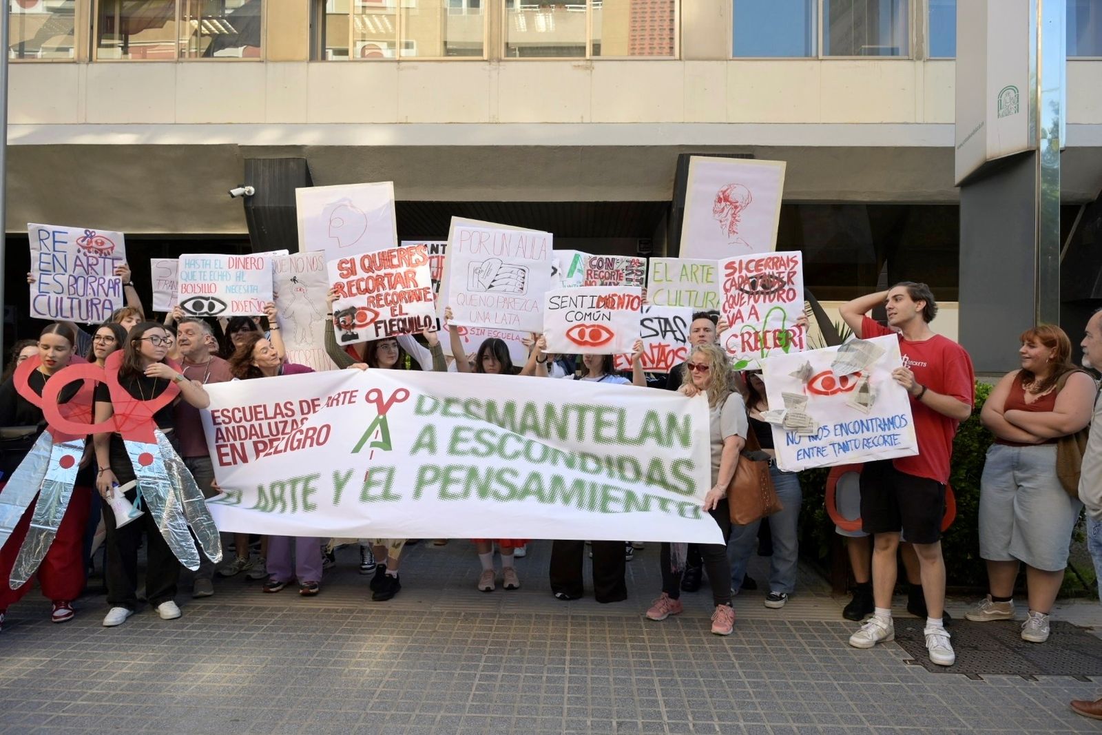La protesta de la comunidad educativa de la Escuela de Arte y Superior ...