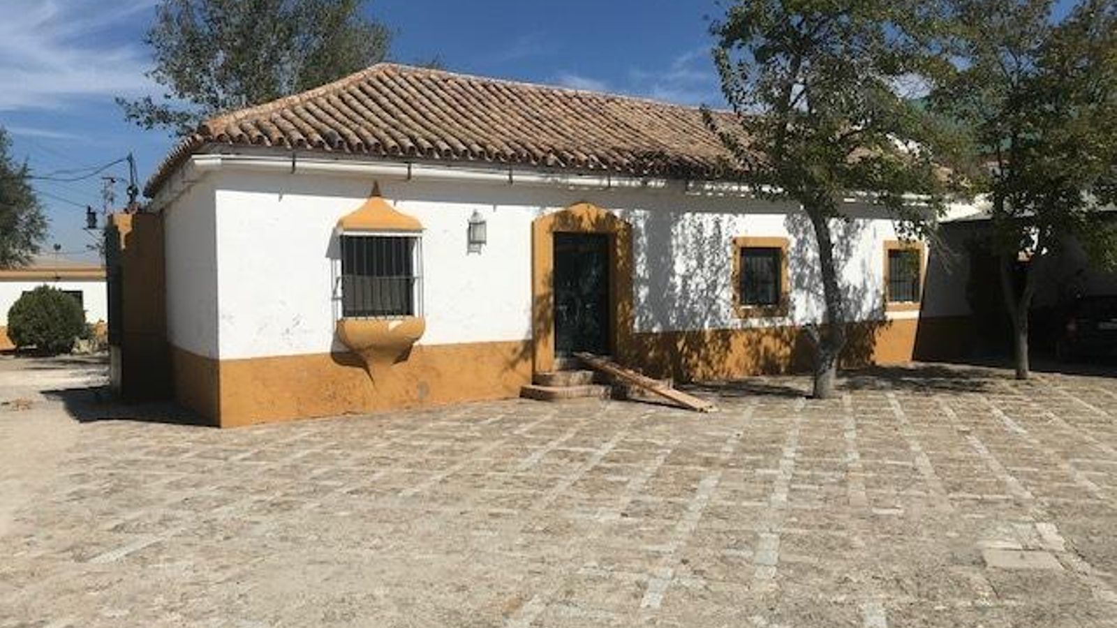 Casa principal del cortijo. El marqués y el administrador sacaron a Zapata por la cocina (al fondo) y regresaron por la puerta con rampa Casa principal del cortijo. El marqués y el administrador sacaron a Zapata por la cocina (al fondo) y regresaron por la puerta con rampa