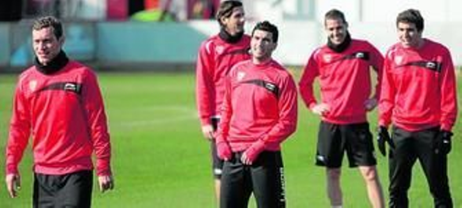 Guarente espera que se reanude un ejercicio ante Reyes, Escudé, Fernando Navarro y Campaña, que realiza un comentario jocoso.