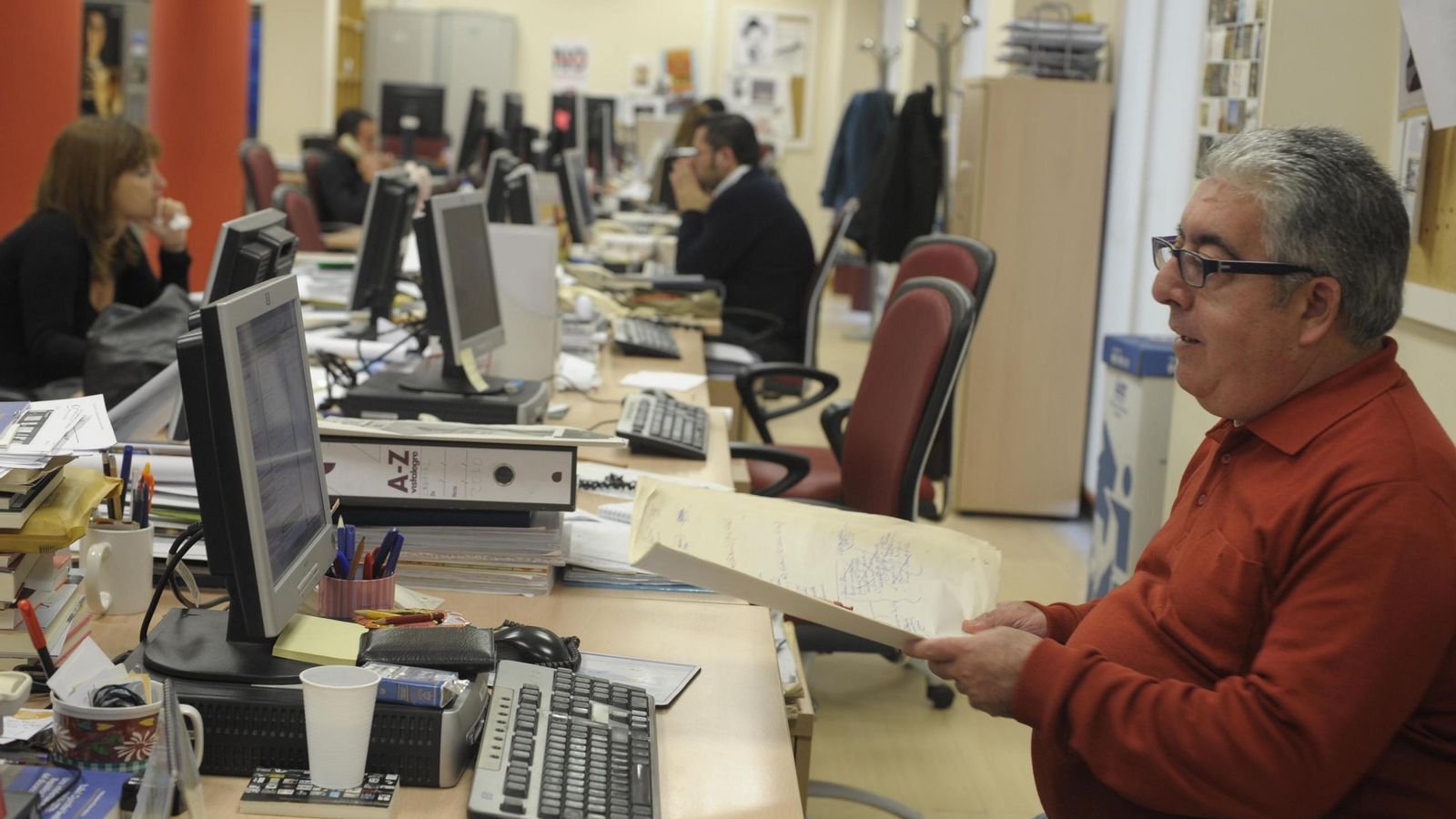 El periodista Emilio López en su puesto de trabajo de la redacción del ‘Diario de Cádiz’.