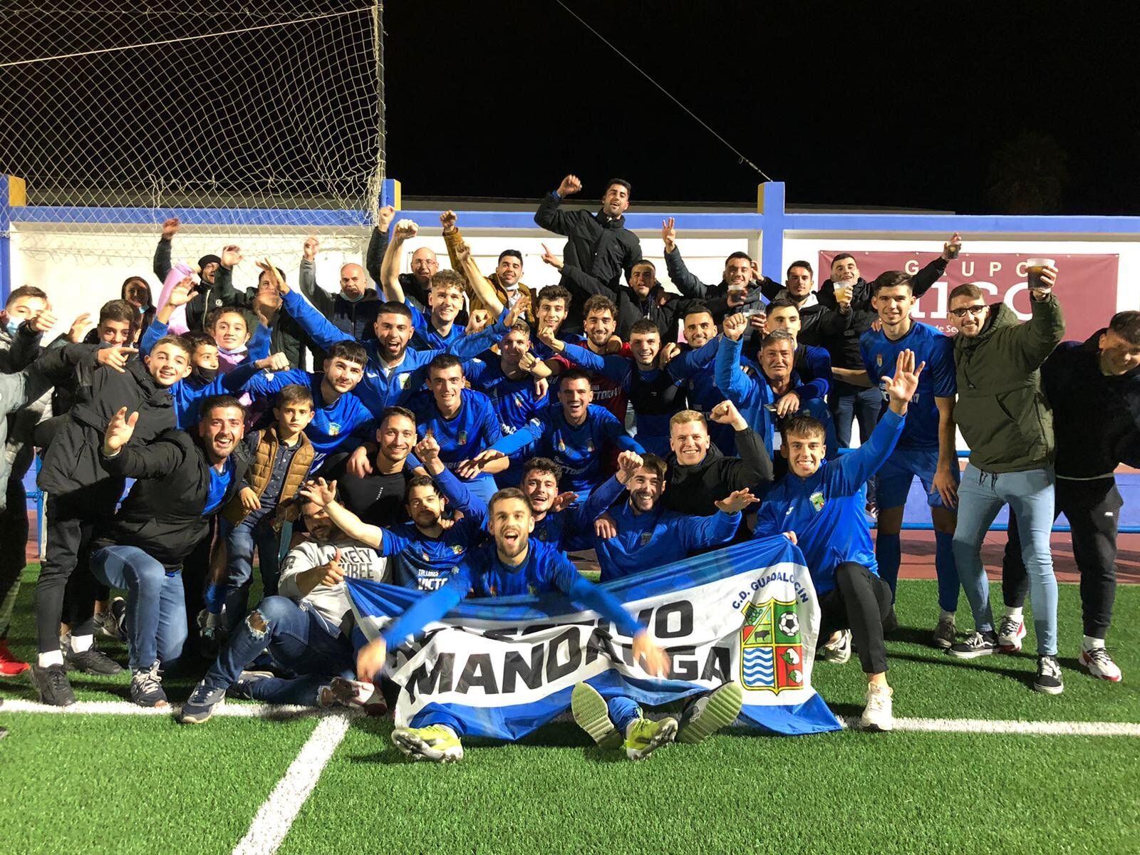El Guadalcacín celebró al final del partido el triunfo en el derbi.