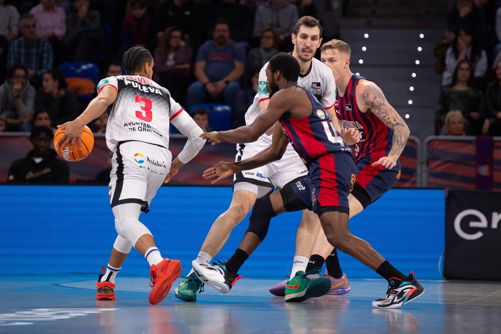 Las faltas condicionaron el partido de Rubén Guerrero.