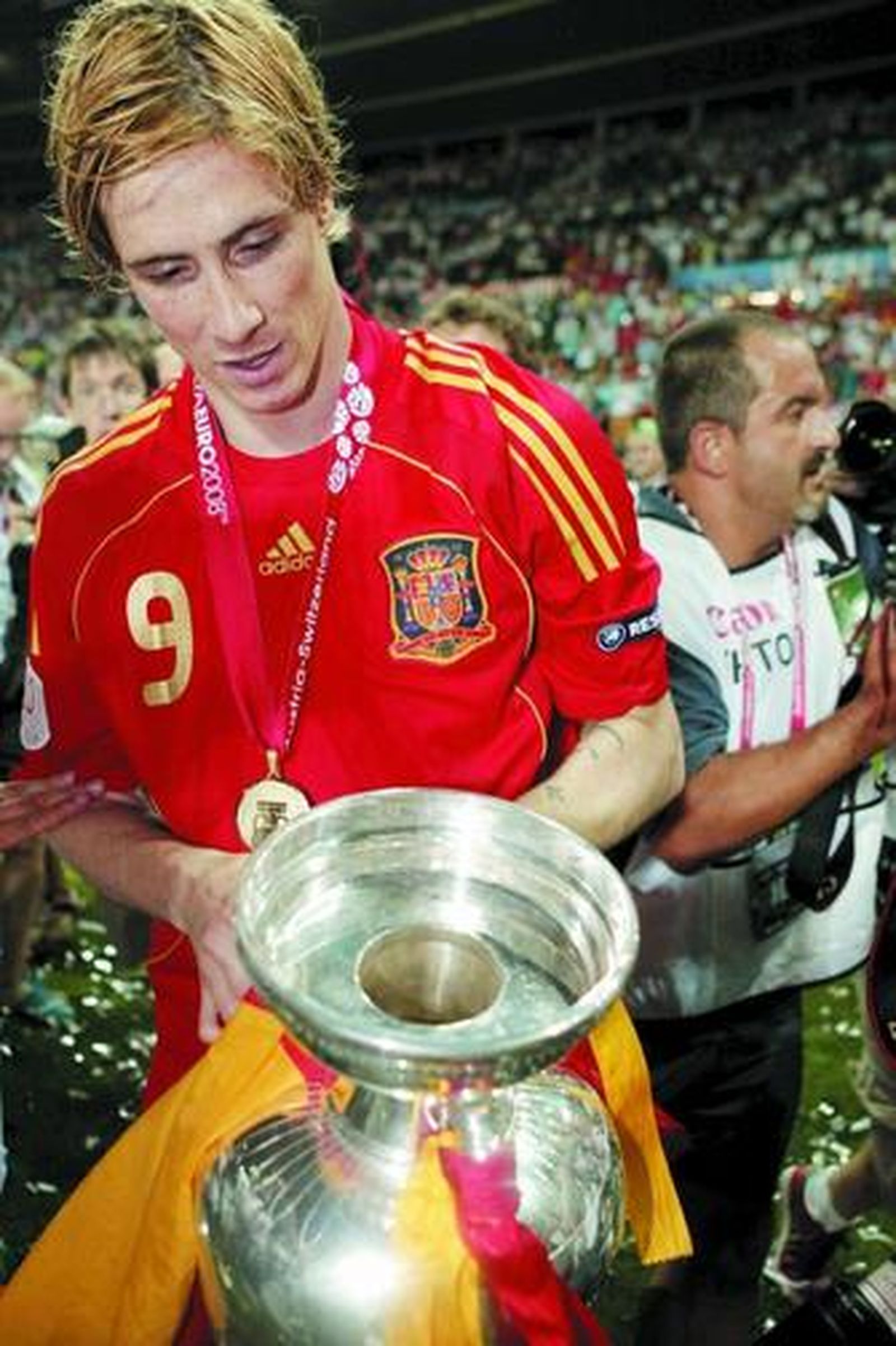 1. Dani Güiza, Marcos Senna, Sergio Ramos y Rubén de la Red arropan a Iker Casillas, portador de la copa ganadora, mientras realizan la vuelta de honor en el estadio Ernst Happel. 2. Fernando Torres, enfundado con la bandera de España, sostiene el trofeo de la Eurocopa de selecciones en el campo vienés. 3. Justo después del pitido final, los jugadores de la selección española se unieron en una piña para celebrar exaltados la consecución del título. Schweinsteiger, en primer plano, se agacha desolado. 4. Iker Casillas se abraza al rey, rompiendo el protocolo.