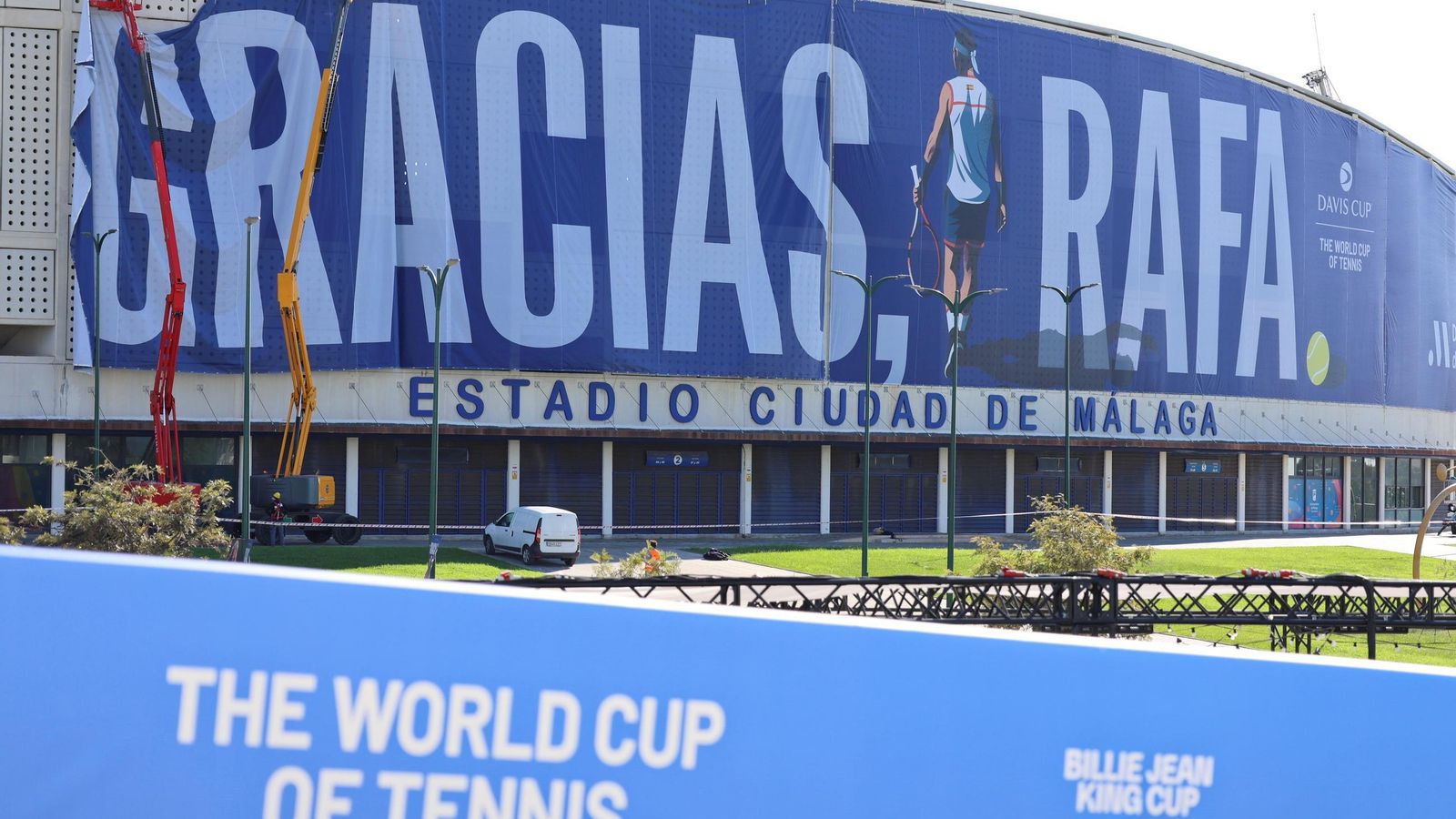 La pancarta de homenaje a Rafa Nadal en el Ciudad de Málaga, en imágenes