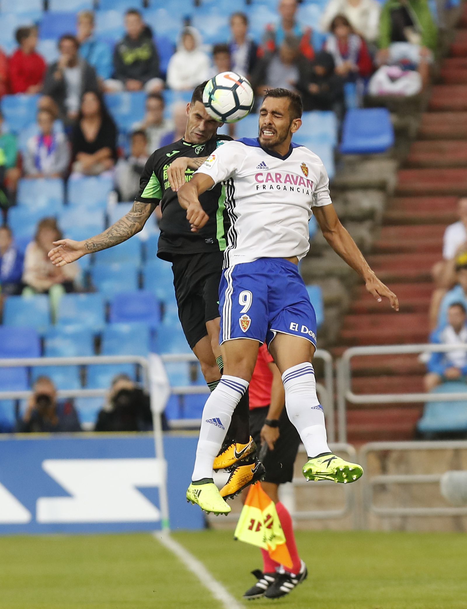 El lateral rojiblanco se impone por alto a Borja Iglesias en un encuentro de la pasada campaña en Zaragoza.