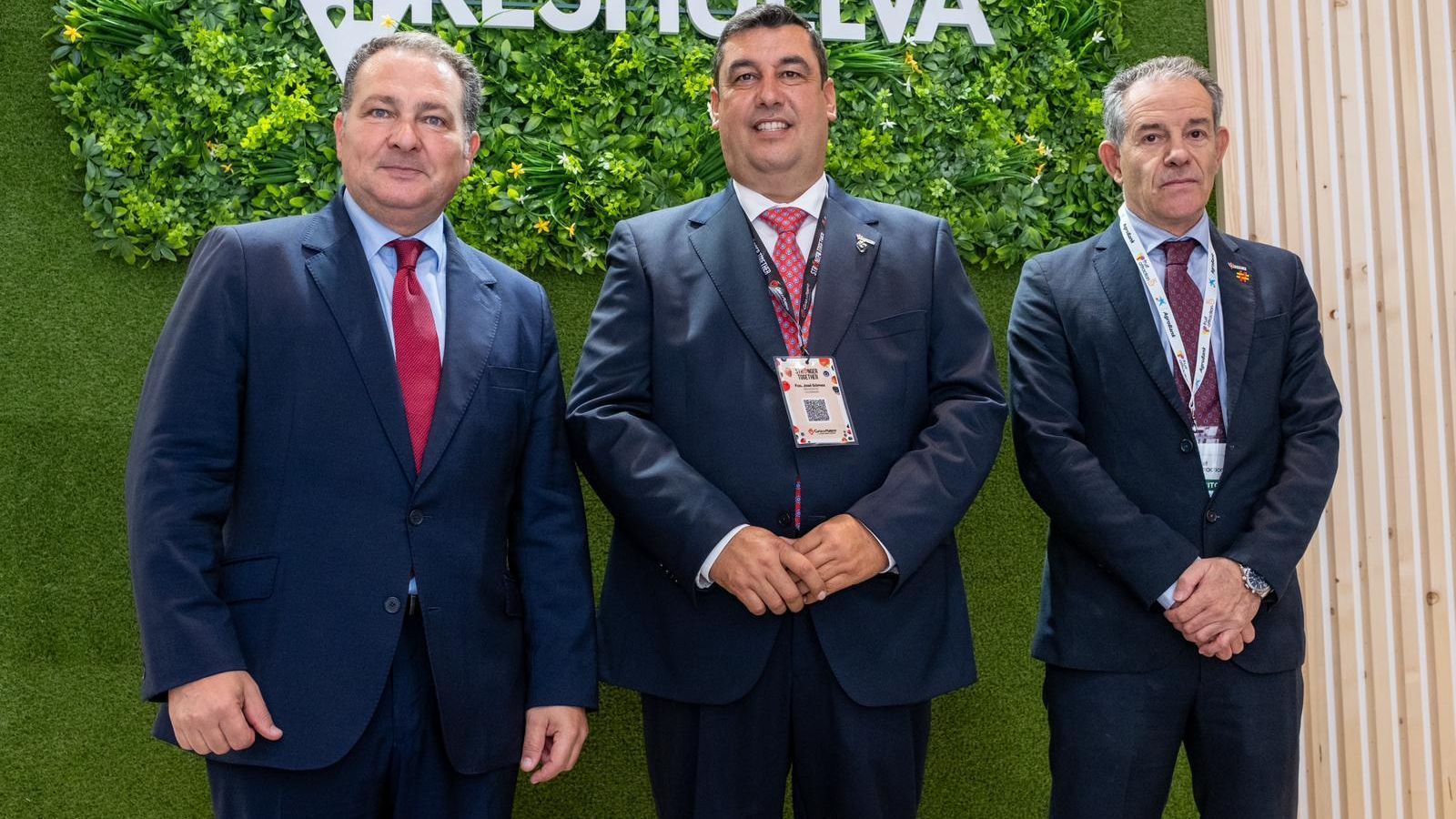 El presidente de la Diputación de Huelva, David Toscano, con el presidente y el gerente de Freshuelva, Francisco José Gómez y Rafael Domínguez. El presidente de la Diputación de Huelva, David Toscano, con el presidente y el gerente de Freshuelva, Francisco José Gómez y Rafael Domínguez.