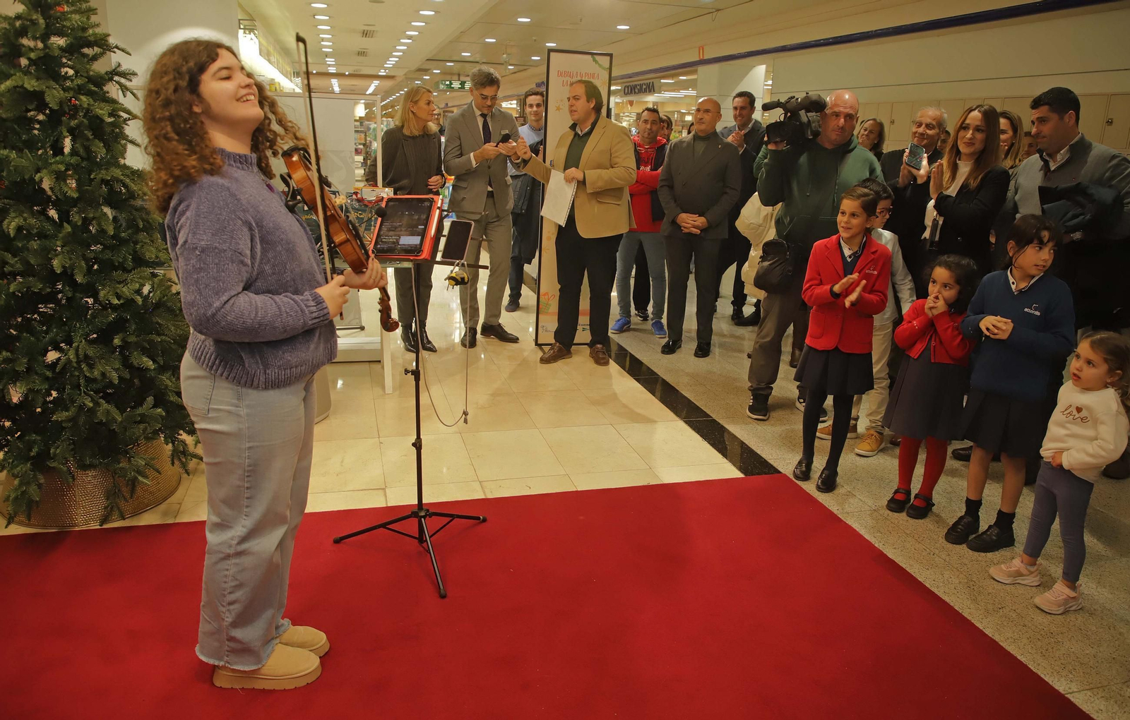 Fotos de la entrega de los premios Pinta y dibuja la Navidad en El Corte Inglés de Algeciras
