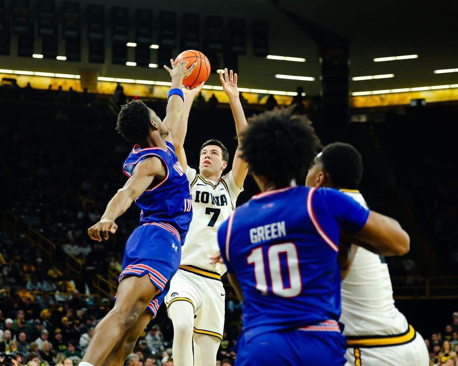 NCAA: Álvaro Folgueiras brilla para despedir el 2025