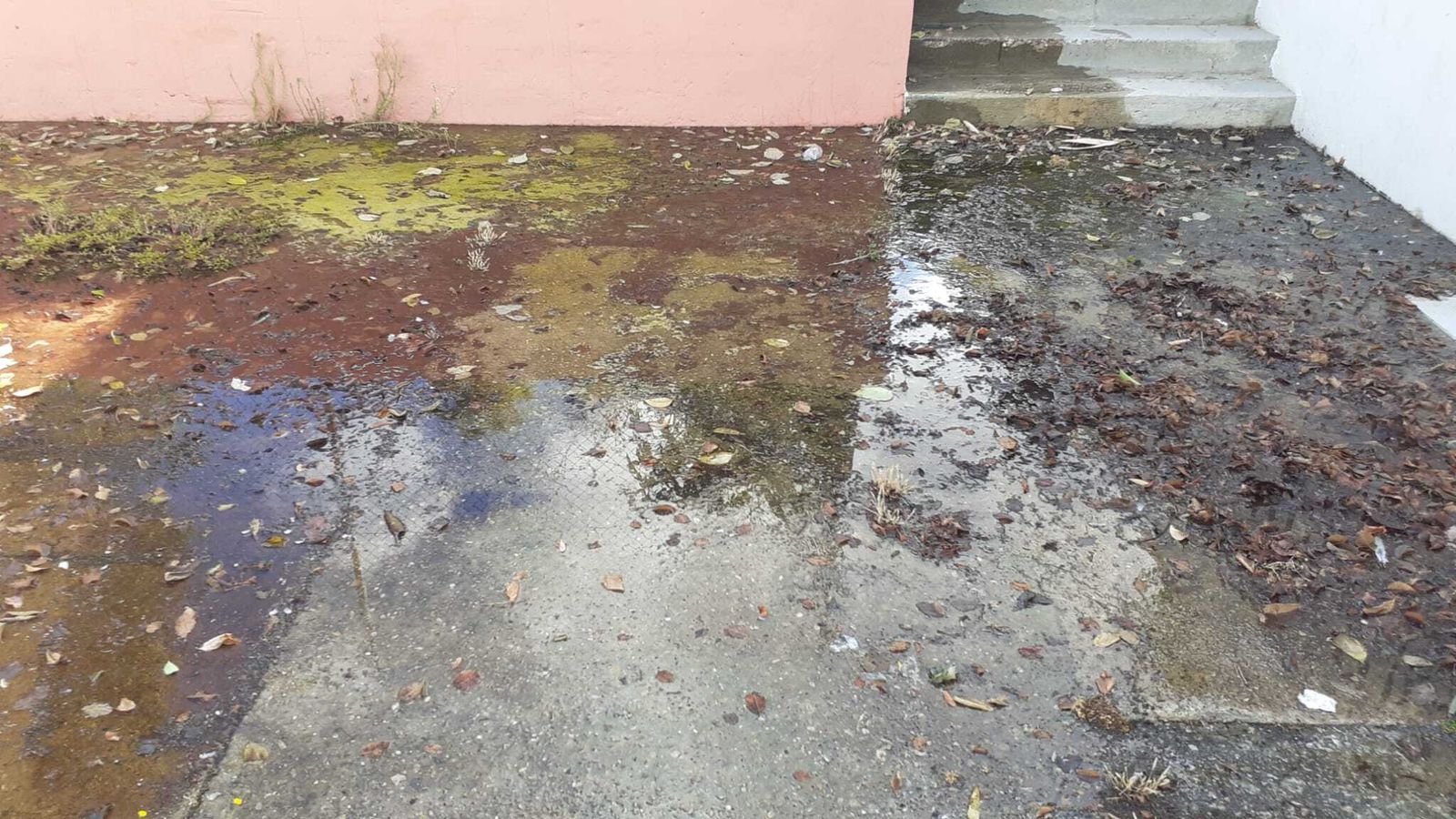 Uno de los salideros de agua existentes en el patio.