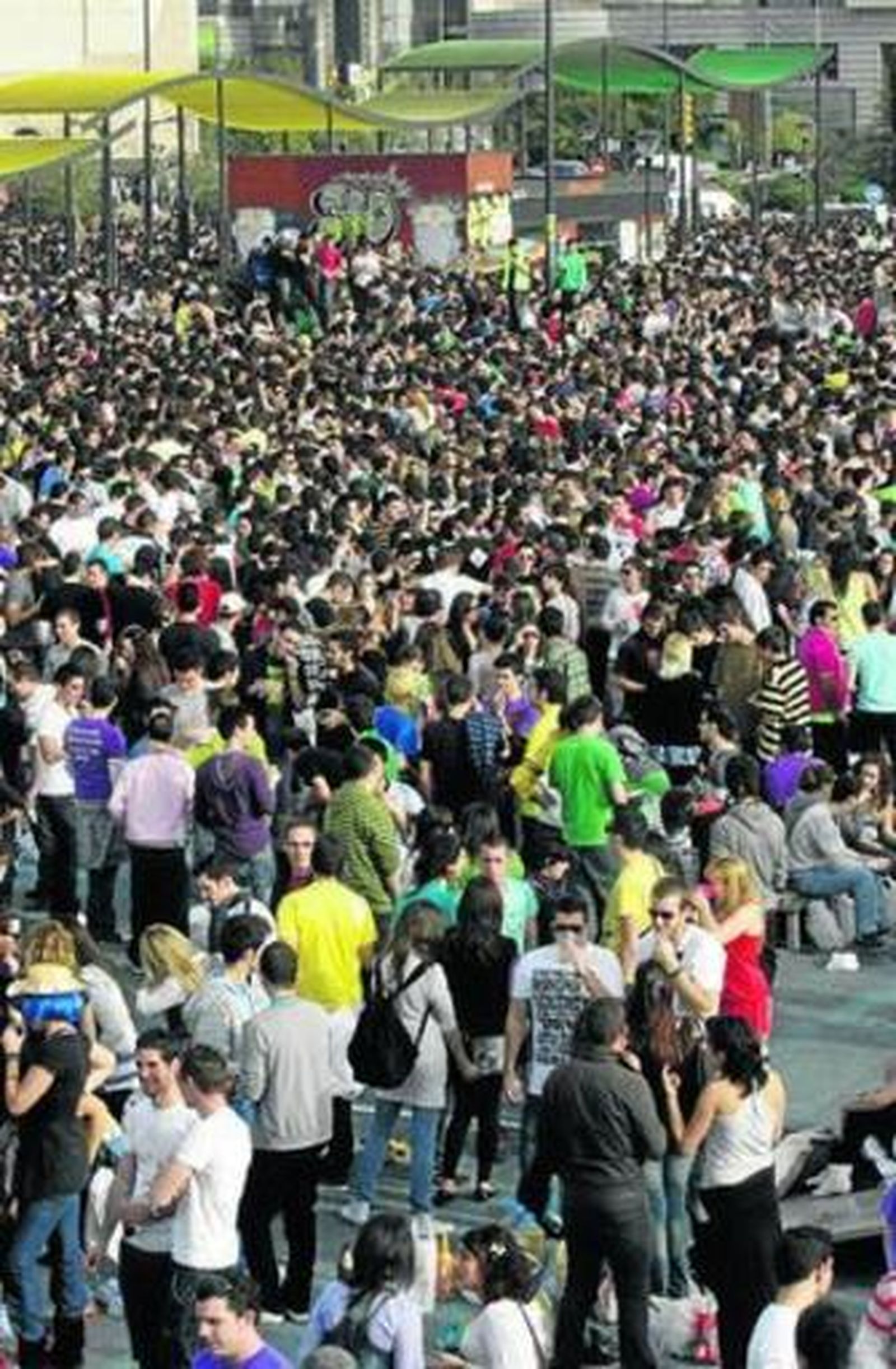 Arriba, uno de los talleres que se imparten en el plan. Abajo, el botellódromo, punto de actuación de 'Rebélate...'.