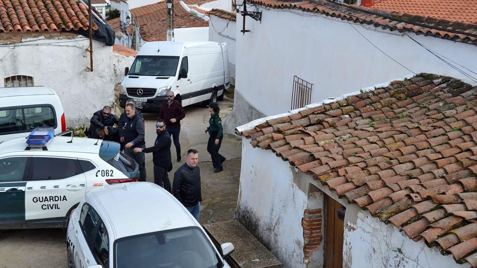 Bernardo es introducido en un vehículo de la Guardia Civil tras asistir a la reconstrucción de los hechos en el lugar del crimen. Bernardo es introducido en un vehículo de la Guardia Civil tras asistir a la reconstrucción de los hechos en el lugar del crimen.