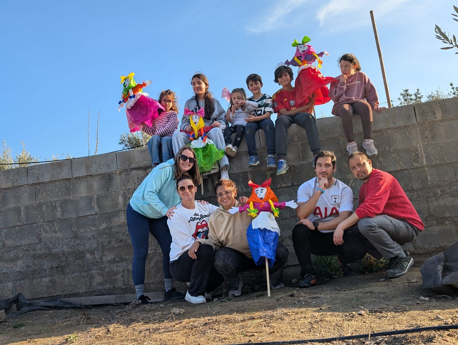 Un grupo de veratenses cerca de la Ermita de la Virgen de las Huertas