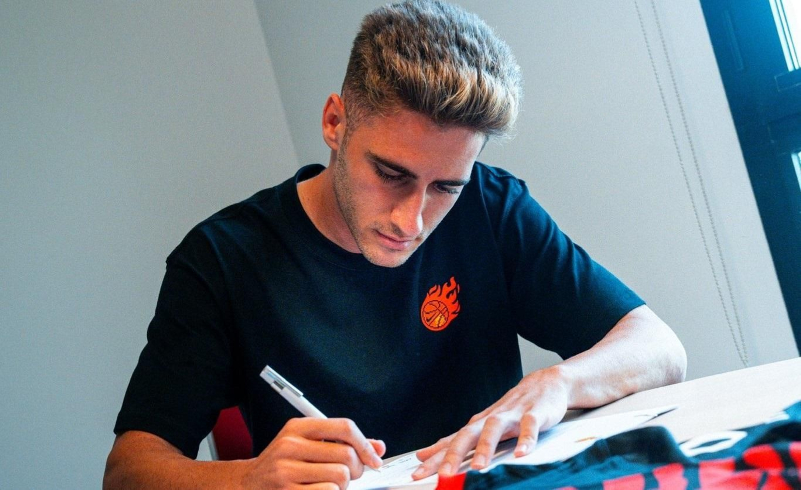 Robert Navarro firma su nuevo contrato en las oficinas del Mallorca. Robert Navarro firma su nuevo contrato en las oficinas del Mallorca.