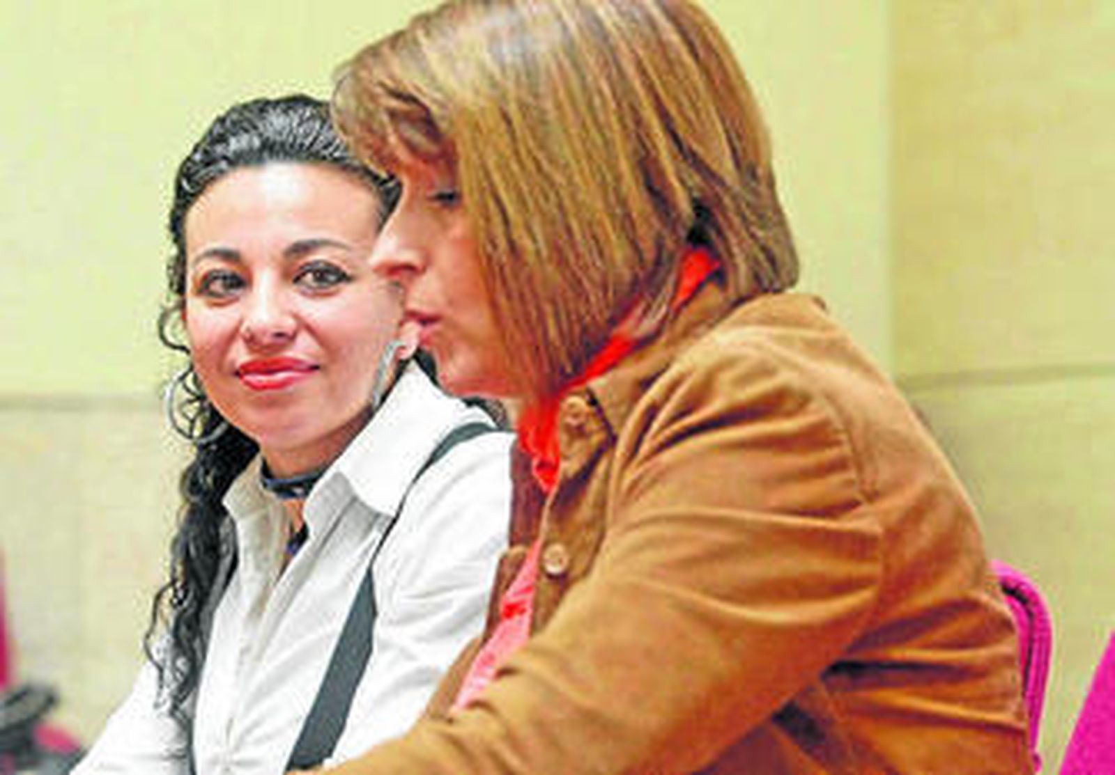Noelia Sabarea observa a Pilar Pintor, ayer en rueda de prensa.