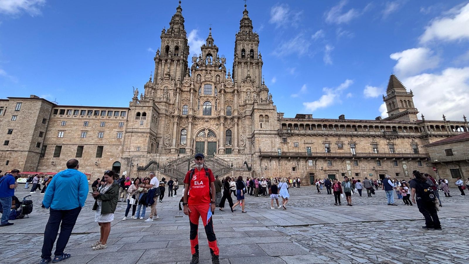 Miguel Sanchiz frente a la Catedral de Santiago.