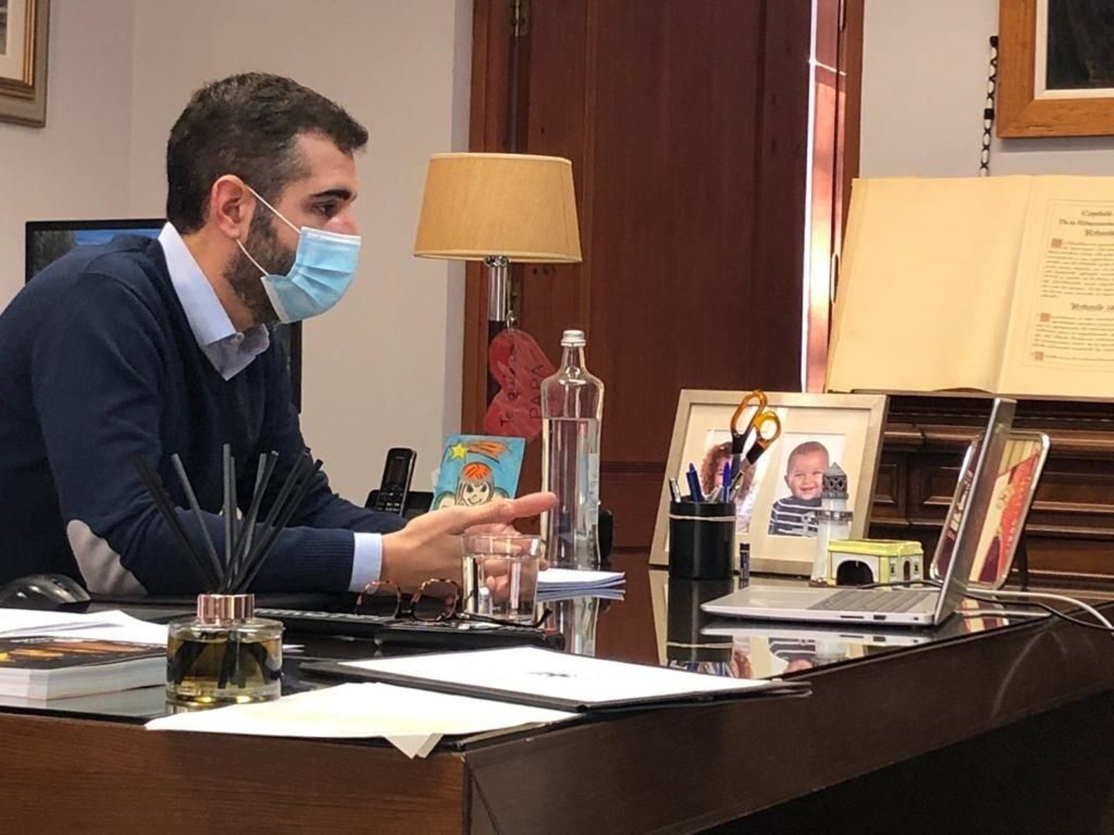 El alcalde de Almería, en la reunión mantenida este lunes para organizar el teletrabajo en el Ayuntamiento de Almería