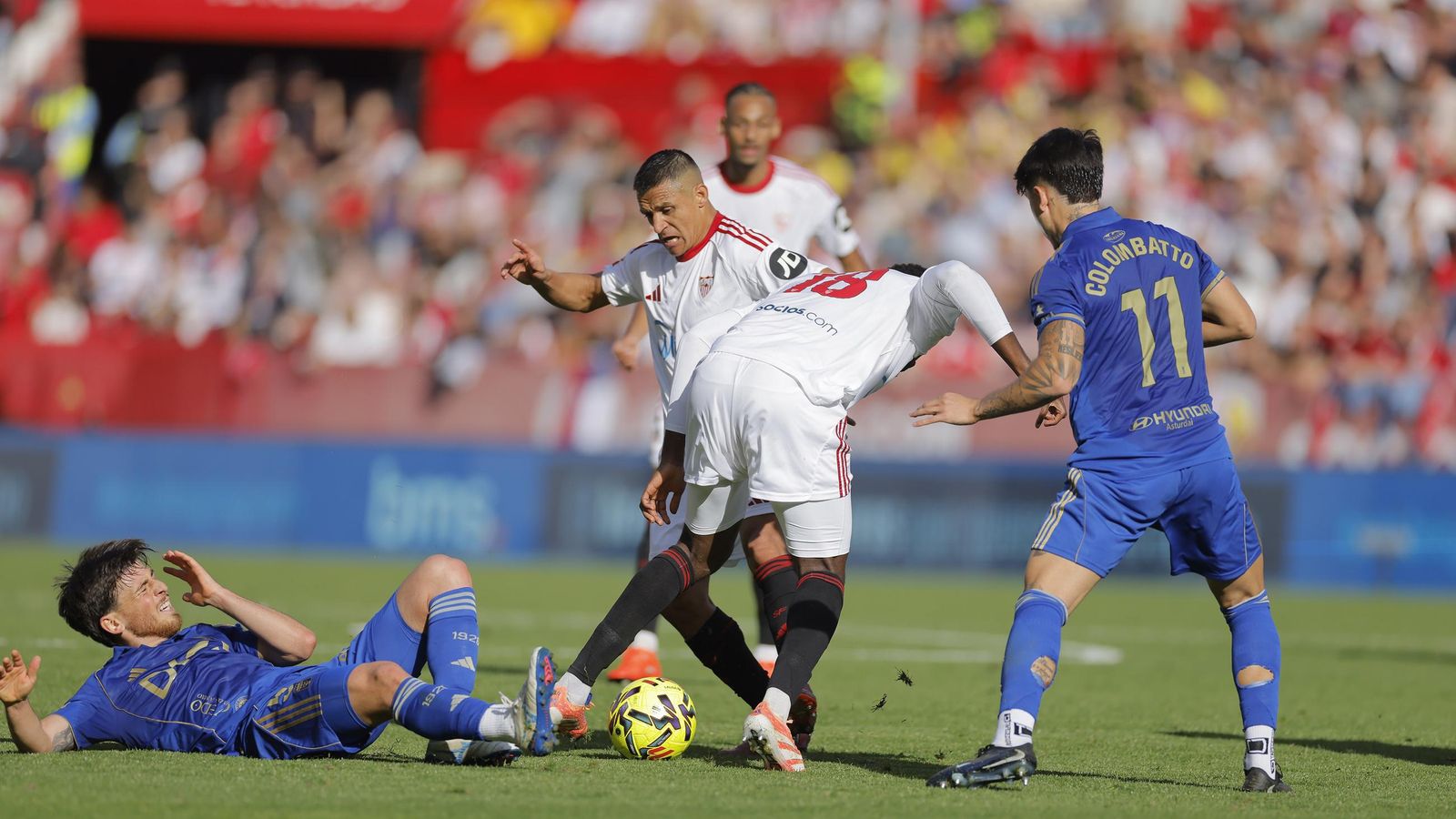 Alexis Sánchez ayuda a Agoumé en una pugna con Colombatto y con un rival en el suelo.