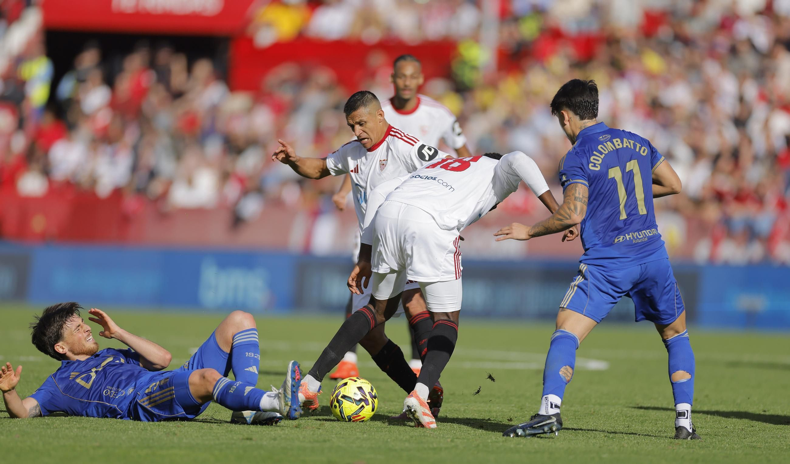 Alexis Sánchez ayuda a Agoumé en una pugna con Colombatto y con un rival en el suelo.