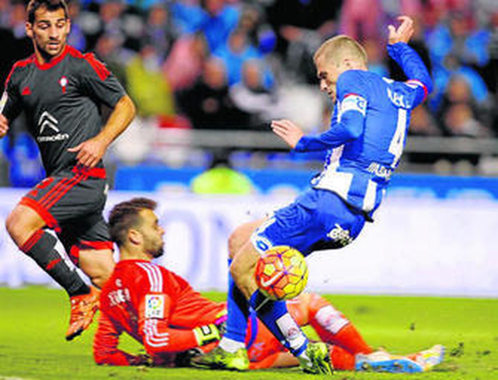 El meta Sergio Álvarez sale a los pies de Álex Bergantiños ante Jonny en la jugada del 1-0.
