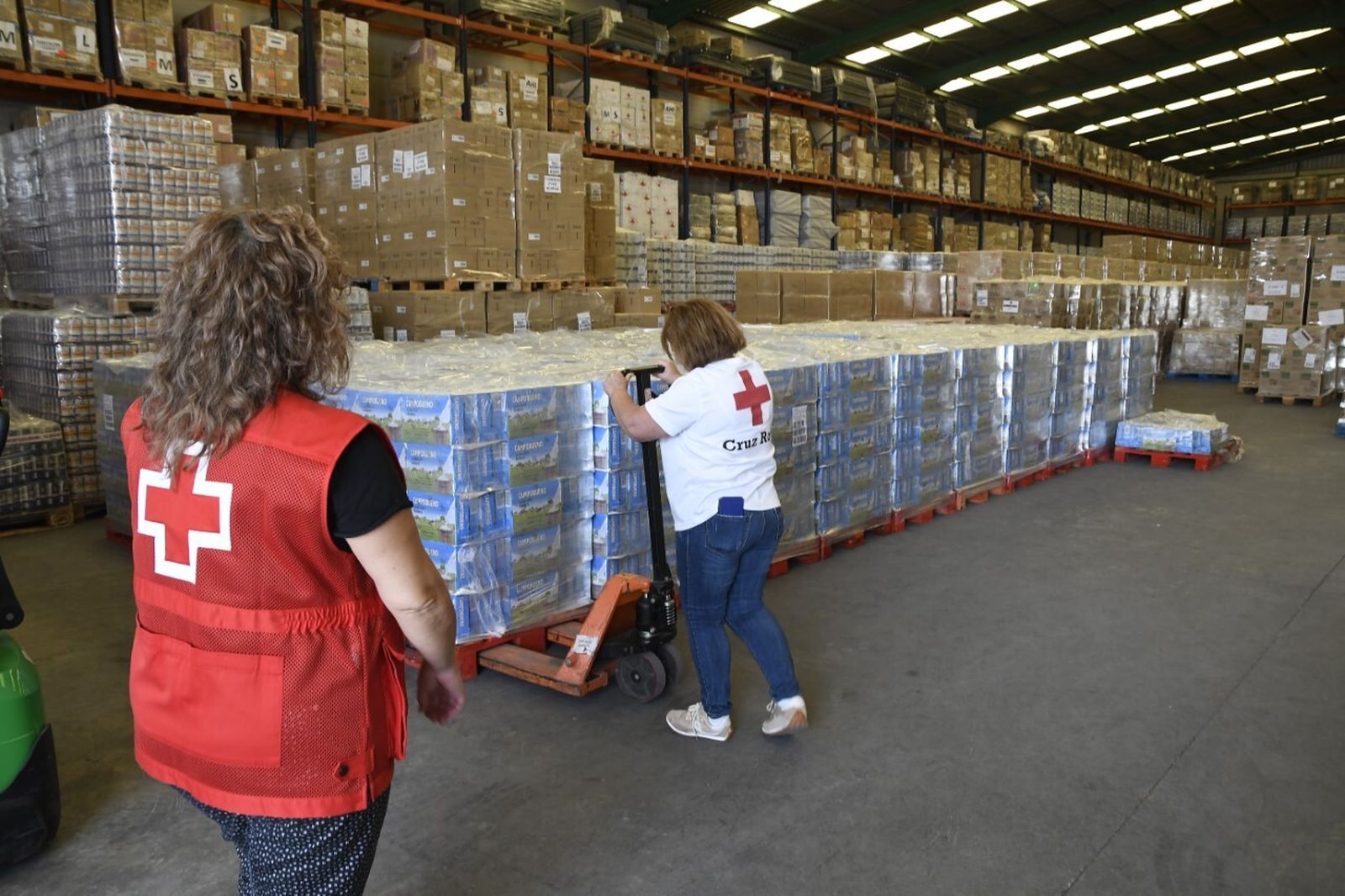 Voluntarios de Cruz Roja durante la recogida de los alimentos que se van a repartir