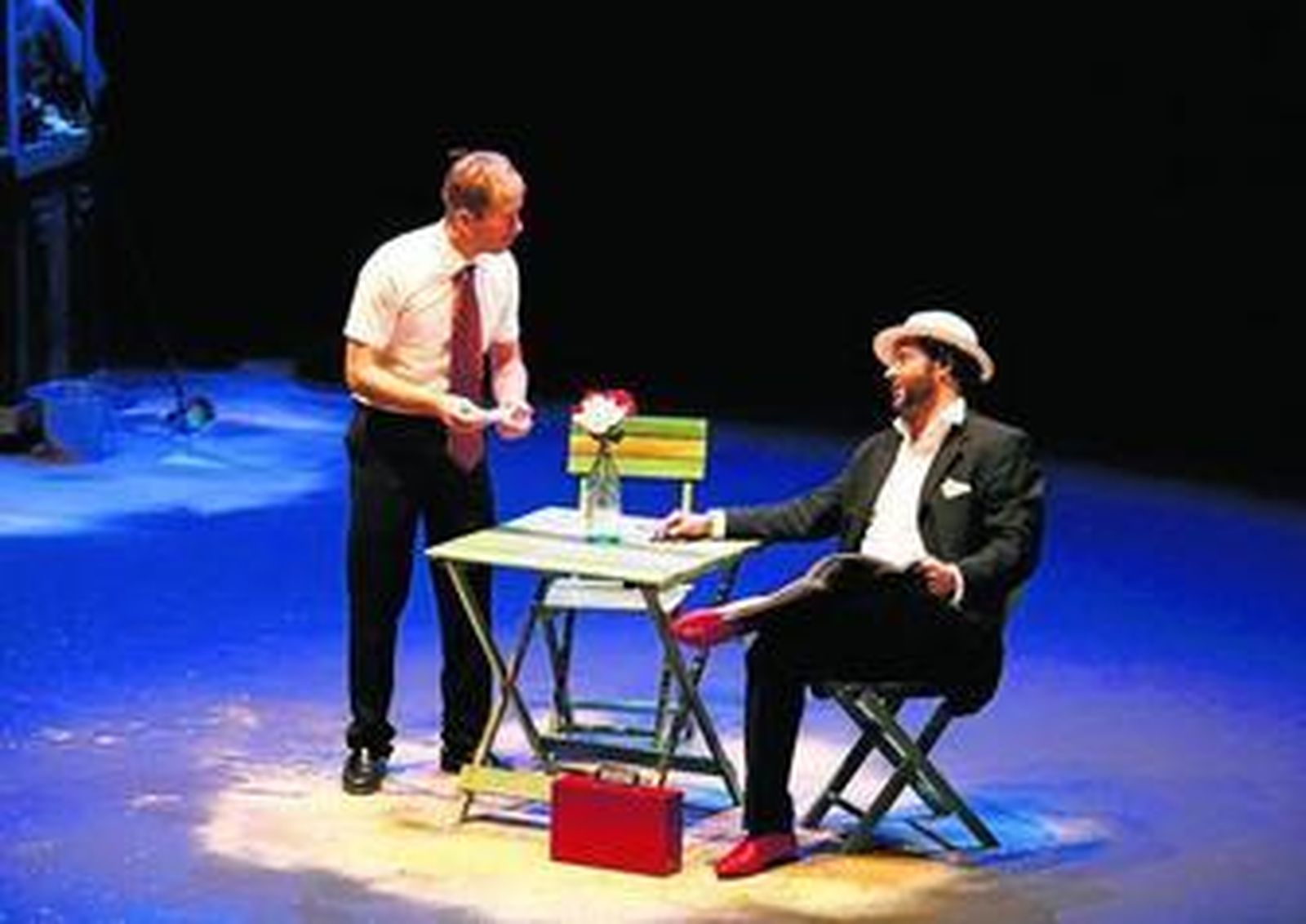 Los dos protagonistas de la obra 'Patente de corso' durante la representación en Roquetas.